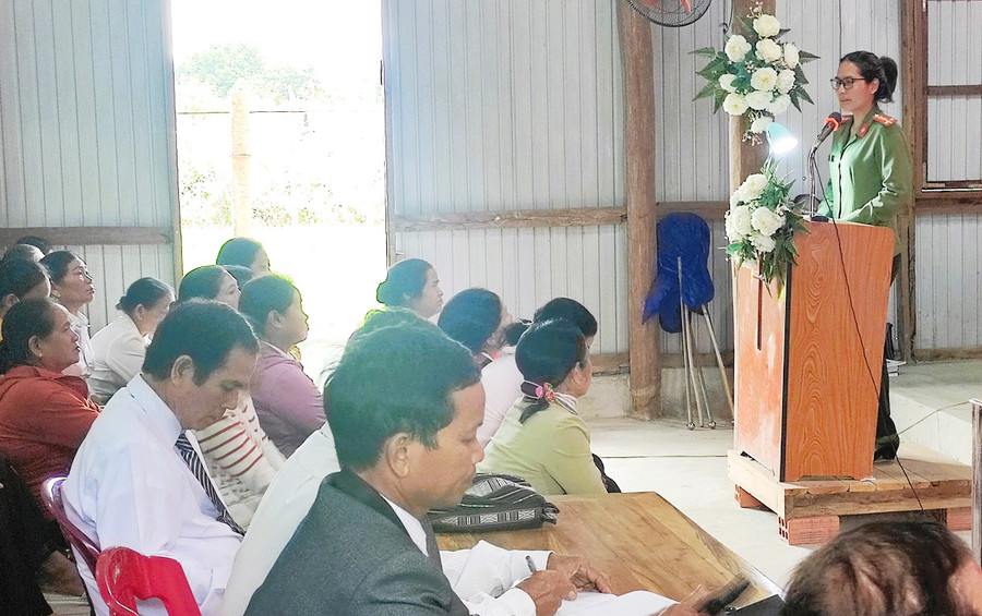Thiếu tá Siu H'Ngát - Đội trưởng đội An ninh, Công an thị xã Ayun Pa tại buổi tuyên truyền, phổ biến Luật An ninh mạng cho các tín đồ Tin lành ở xã Ia Rtô. Ảnh: Ksor H'Yuên Thiếu tá Siu H'Ngát - Đội trưởng đội An ninh, Công an thị xã Ayun Pa tại buổi tuyên truyền, phổ biến Luật An ninh mạng cho các tín đồ Tin lành ở xã Ia Rtô. Ảnh: Ksor H'Yuên