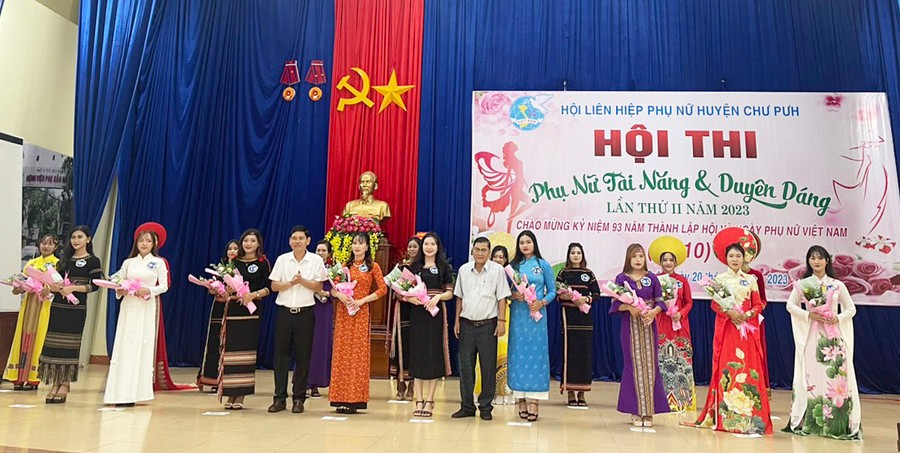 Ban tổ chức tặng hoa chúc mừng các thí sinh dự thi. Ảnh: Hà Chi