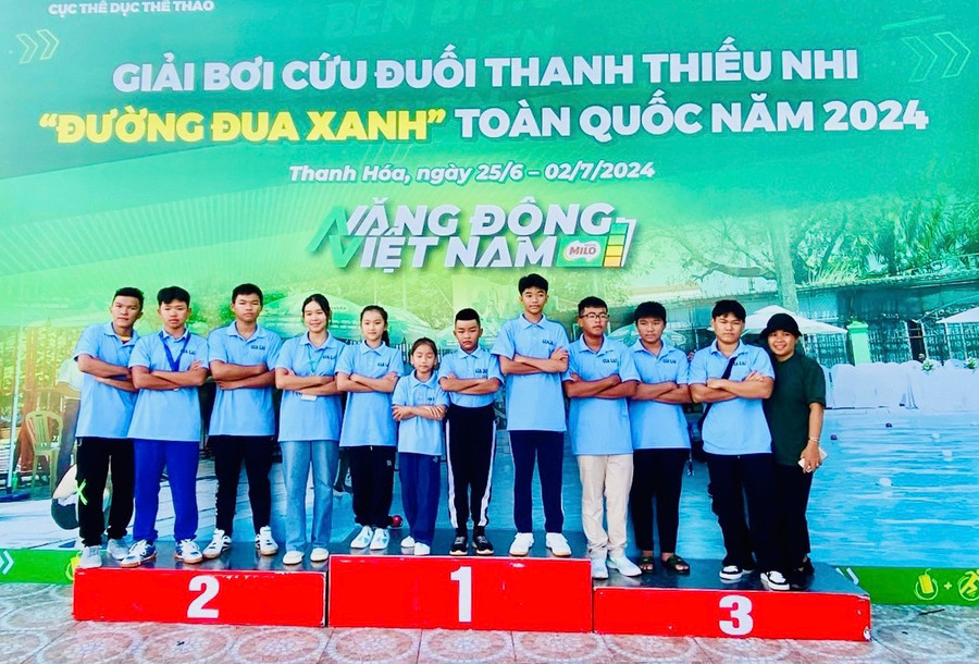 Chị Nhàn (bìa phải) là HLV của đoàn Gia Lai tại Giải bơi cứu đuối thanh thiếu nhi 2024. Ảnh: Công Phương