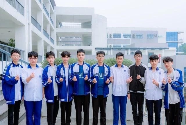 Long (thứ 2 từ trái sang) và các thành viên trong đội tuyển học sinh giỏi tin học của Trường THPT chuyên Vĩnh Phúc. ẢNH: NVCC