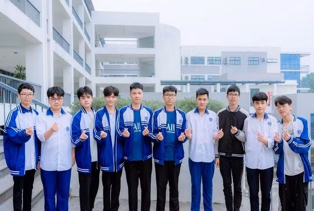 Long (thứ 2 từ trái sang) và các thành viên trong đội tuyển học sinh giỏi tin học của Trường THPT chuyên Vĩnh Phúc. ẢNH: NVCC