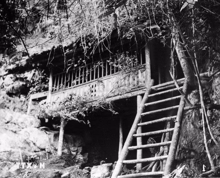 Ngôi nhà sàn nơi Hồ Chủ tịch đã ở và làm việc trong thời gian kháng chiến chống thực dân Pháp ở Việt Bắc. (Ảnh: TTXVN)