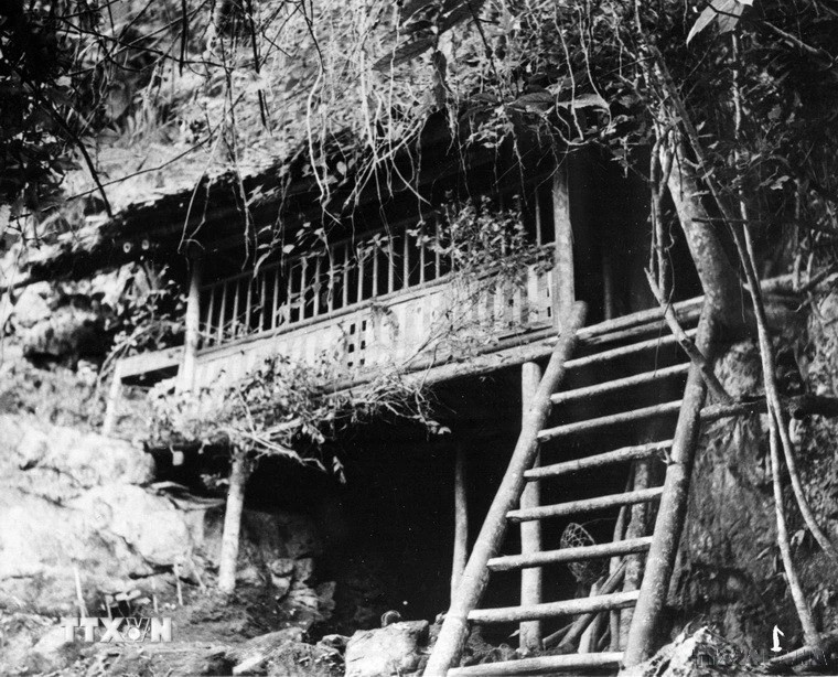 Ngôi nhà sàn nơi Hồ Chủ tịch đã ở và làm việc trong thời gian kháng chiến chống thực dân Pháp ở Việt Bắc. (Ảnh: TTXVN) Ngôi nhà sàn nơi Hồ Chủ tịch đã ở và làm việc trong thời gian kháng chiến chống thực dân Pháp ở Việt Bắc. (Ảnh: TTXVN)