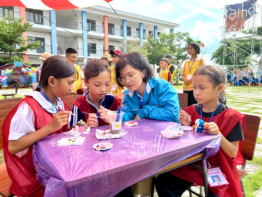 Hoạt động tô tượng thu hút các em học sinh dân tộc thiểu số. Ảnh: Minh Nhật Hoạt động tô tượng thu hút các em học sinh dân tộc thiểu số. Ảnh: Minh Nhật