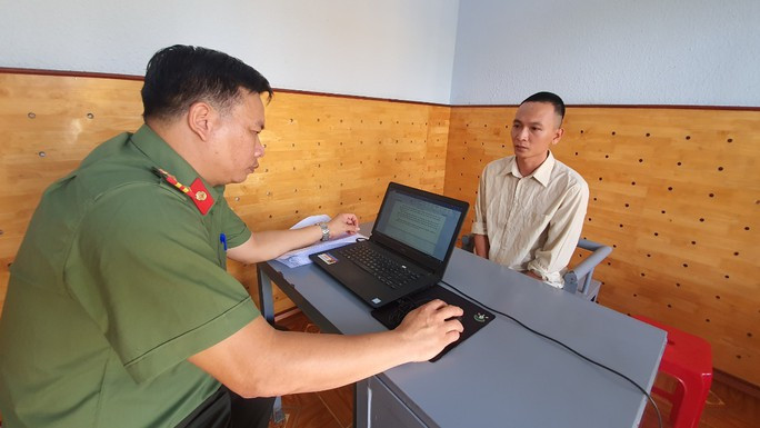 Bắt người đàn ông chế tạo súng quân dụng bán trên mạng - Ảnh 1. Đối tượng Hoàng Đình Nam tại cơ quan công an