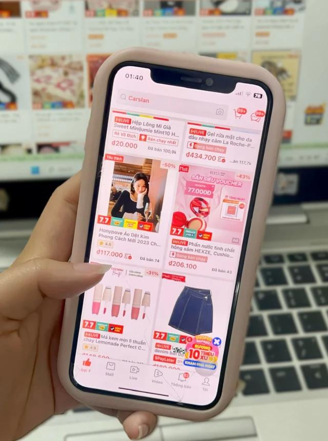 Bạn trẻ không ngại thức "săn" hàng giảm giá lúc 0 giờ để mua được sản phẩm với giá cực rẻ. Ảnh PHƯƠNG ANH Bạn trẻ không ngại thức "săn" hàng giảm giá lúc 0 giờ để mua được sản phẩm với giá cực rẻ. Ảnh PHƯƠNG ANH