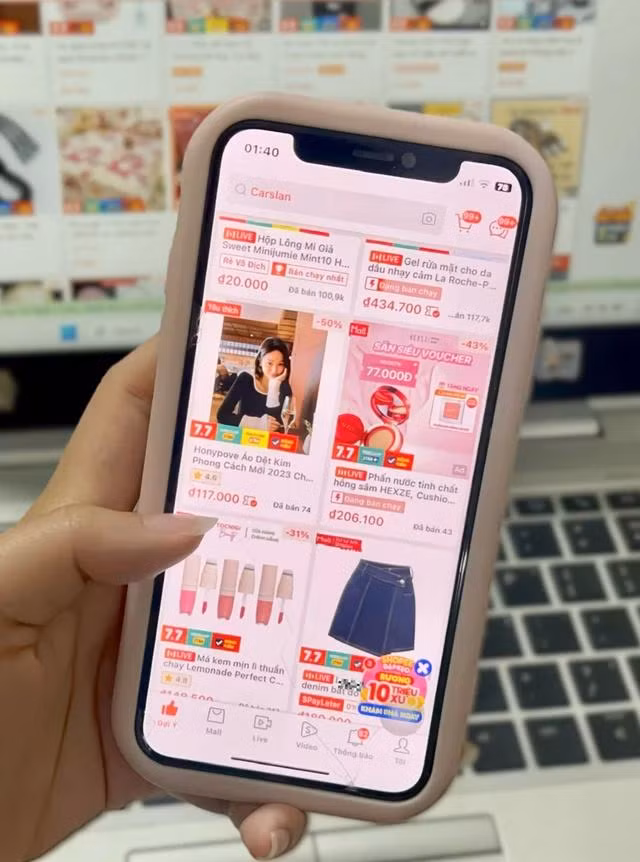 Bạn trẻ không ngại thức "săn" hàng giảm giá lúc 0 giờ để mua được sản phẩm với giá cực rẻ. Ảnh PHƯƠNG ANH