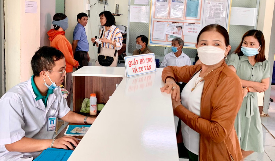 Thanh toán số không chỉ tạo thuận lợi cho người dân mà còn giúp các cơ sở y tế dễ dàng kiểm soát nguồn thu và giảm áp lực cho nhân viên thu phí, tiết kiệm chi phí trong nộp rút tiền mặt. Ảnh: N.N