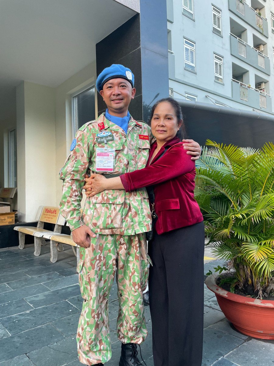 Trong con hẻm nhỏ đường Trần Khánh Dư, TP Đà Lạt, có người mẹ hiền luôn lo lắng cho cậu con trai trong những ngày đi xa làm nhiệm vụ quốc tế Trong con hẻm nhỏ đường Trần Khánh Dư, TP Đà Lạt, có người mẹ hiền luôn lo lắng cho cậu con trai trong những ngày đi xa làm nhiệm vụ quốc tế