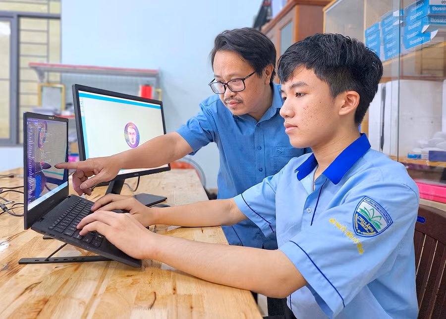 Em Võ Đăng Tuệ và thầy Đồng Ánh Dương (Trường THPT Chi Lăng, TP. Pleiku) trong một giờ học lập trình. Ảnh: M.T