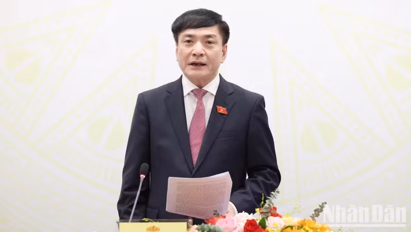 Tổng Thư ký Quốc hội-Chủ nhiệm Văn phòng Quốc hội Bùi Văn Cường phát biểu tại họp báo. (Ảnh: DUY LINH)