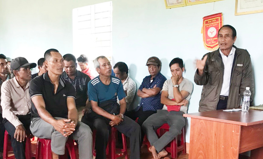 Ông Jana (bìa phải) tuyên truyền người dân xã Hà Bầu (huyện Đak Đoa) không nghe theo âm mưu, thủ đoạn của tổ chức phản động FULRO. Ảnh: Lê Anh