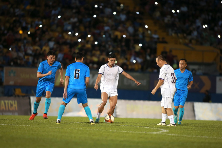 Văn Thanh bật nhả với thầy Park, khi ông vào sân thi đấu trong hiệp 2. Ảnh Khang Nguyên Văn Thanh bật nhả với thầy Park, khi ông vào sân thi đấu trong hiệp 2. Ảnh Khang Nguyên
