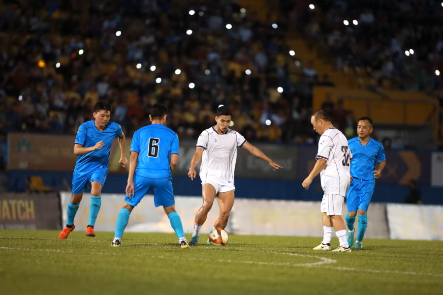 Văn Thanh bật nhả với thầy Park, khi ông vào sân thi đấu trong hiệp 2. Ảnh Khang Nguyên