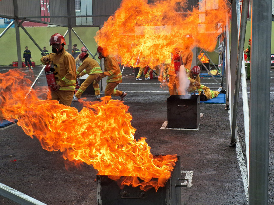 Các VĐV thi nội dung thực hành dập lửa. Ảnh: Bảo Thái Các VĐV thi nội dung thực hành dập lửa. Ảnh: Bảo Thái