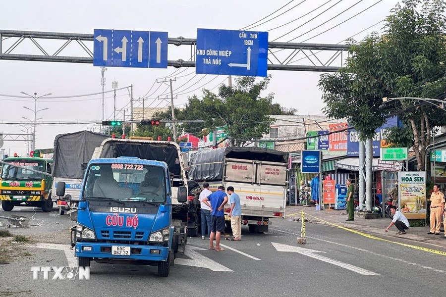 Hiện trường vụ tai nạn. (Ảnh: TTXVN phát) Hiện trường vụ tai nạn. (Ảnh: TTXVN phát)