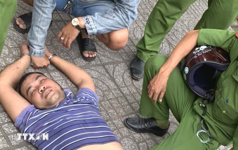 Tài xế Tống Văn Hoàng Tuấn bị công an khống chế. (Ảnh: TTXVN phát) Tài xế Tống Văn Hoàng Tuấn bị công an khống chế. (Ảnh: TTXVN phát)