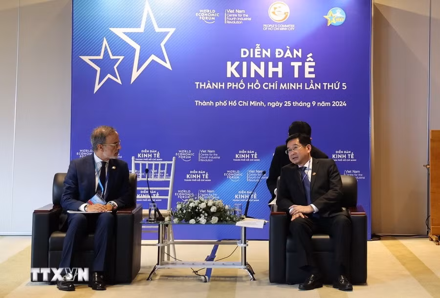 Ông Dương Ngọc Hải (phải), Phó Chủ tịch UBND Thành phố Hồ Chí Minh tiếp ông Ricardo Valente, Phó Thị trưởng thành phố Porto, Bồ Đào Nha. (Ảnh: Hứa Chung/TTXVN)