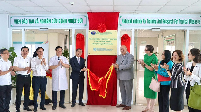 GS-TS Trần Văn Thuấn và TS Saia Ma&apos;u Piukala (giữa) tại buổi khánh thành Trung tâm hợp tác với WHO về chuẩn bị, ứng phó với đại dịch và quản lý lâm sàng các bệnh truyền nhiễm tại VN. Ảnh BVCC