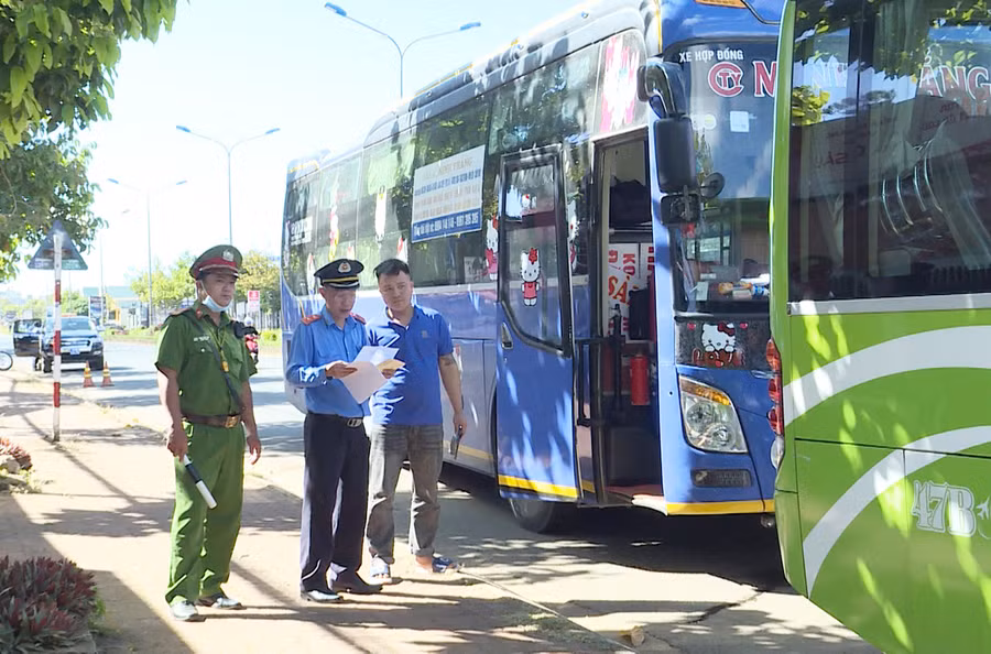 Thanh tra Sở Giao thông-Vận tải và Đội Cảnh sát Giao thông-Trật tự (Công an TP. Pleiku) kiểm tra xe ô tô vận tải khách của Công ty TNHH Tiến Hùng. Ảnh: H.S