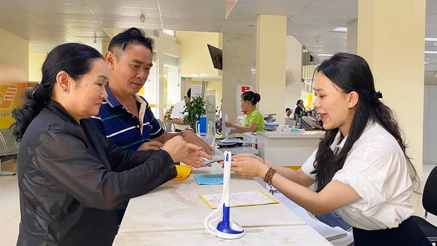 Người dân đến giao dịch tại Bưu điện TP. Pleiku. Ảnh: S.C