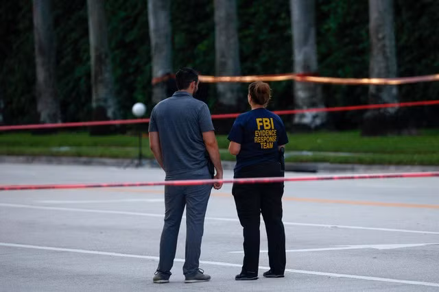 Nhân viên FBI đã xuất hiện tại hiện trường vụ ám sát hụt - Ảnh: REUTERS
