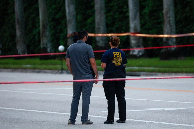 Nhân viên FBI đã xuất hiện tại hiện trường vụ ám sát hụt - Ảnh: REUTERS