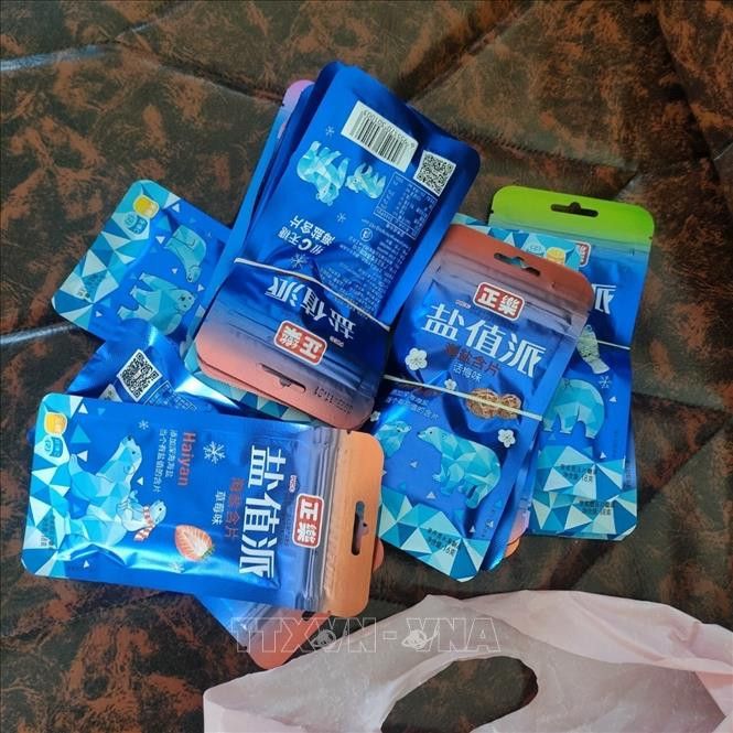 Một loại kẹo lạ in chữ nước ngoài. Ảnh: TTXVN phát Một loại kẹo lạ in chữ nước ngoài. Ảnh: TTXVN phát