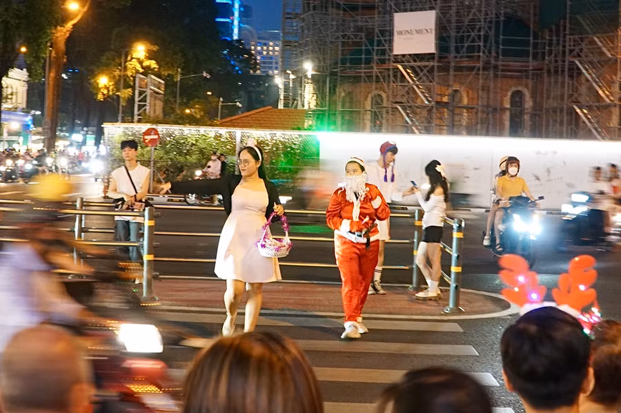 Một số bạn trẻ diện trang phục ông già Noel để dạo phố. Ảnh: Dạ Thảo Một số bạn trẻ diện trang phục ông già Noel để dạo phố. Ảnh: Dạ Thảo