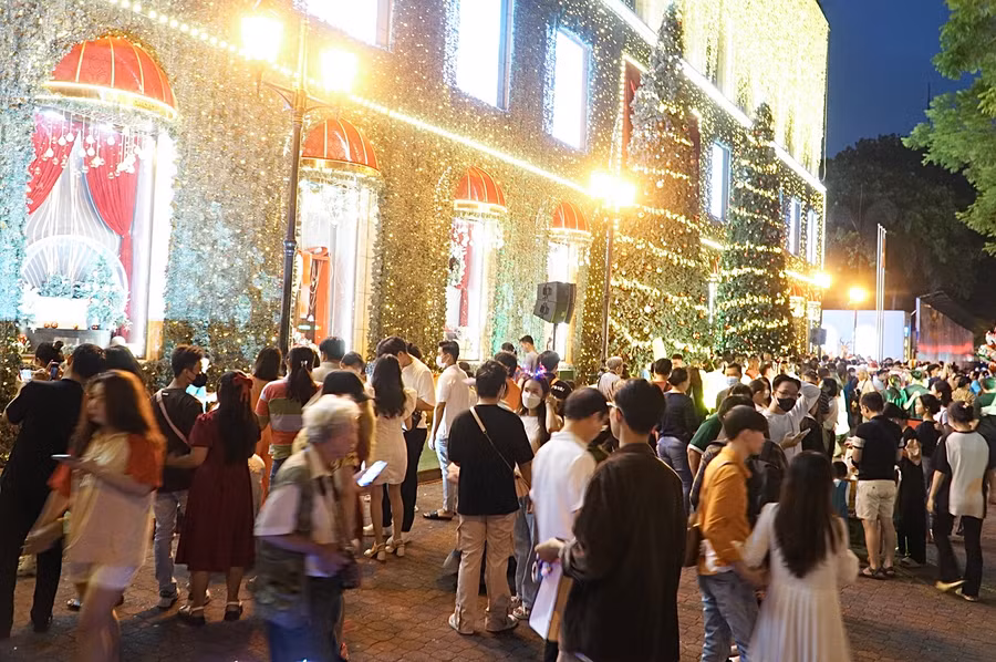 Hầu như đều chật kín người ở trung tâm thương mại này. Ảnh: Dạ Thảo Hầu như đều chật kín người ở trung tâm thương mại này. Ảnh: Dạ Thảo