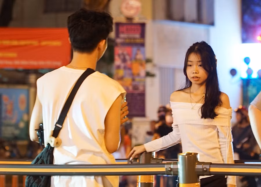 Một số bạn trẻ quay lại video làm kỷ niệm. Ảnh: Dạ Thảo Một số bạn trẻ quay lại video làm kỷ niệm. Ảnh: Dạ Thảo