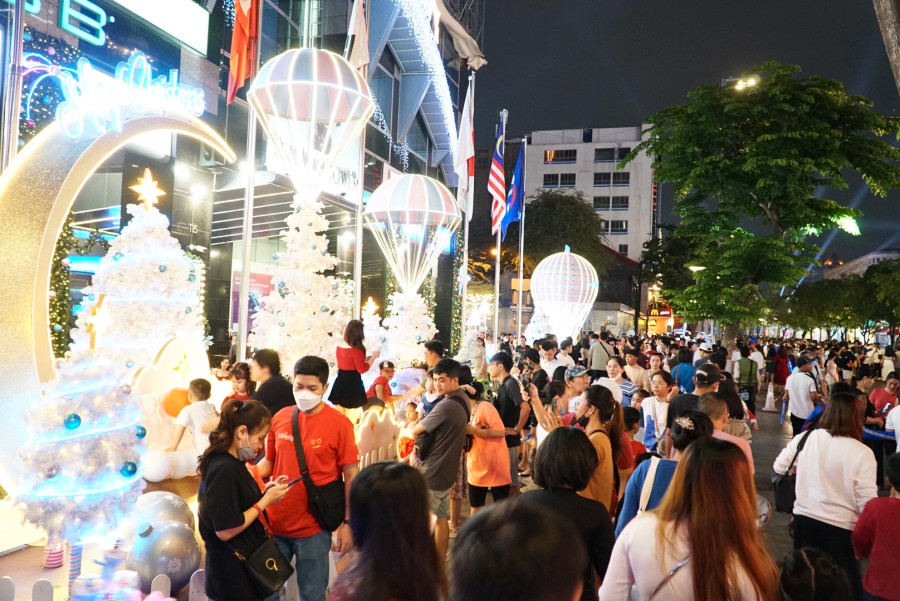 Một góc chụp ảnh Giáng sinh ở phố đi bộ Nguyễn Huệ. Ảnh: Dạ Thảo Một góc chụp ảnh Giáng sinh ở phố đi bộ Nguyễn Huệ. Ảnh: Dạ Thảo