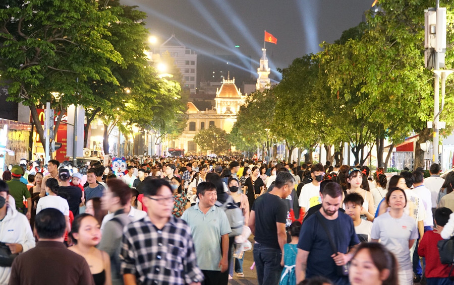 Ở phố đi bộ Nguyễn Huệ cũng chật kín người trong đêm Giáng sinh. Ảnh: Dạ Thảo Ở phố đi bộ Nguyễn Huệ cũng chật kín người trong đêm Giáng sinh. Ảnh: Dạ Thảo