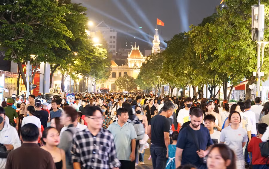 Ở phố đi bộ Nguyễn Huệ cũng chật kín người trong đêm Giáng sinh. Ảnh: Dạ Thảo Ở phố đi bộ Nguyễn Huệ cũng chật kín người trong đêm Giáng sinh. Ảnh: Dạ Thảo