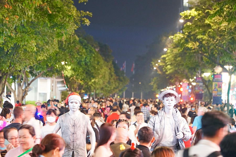 Càng về tối, không khí ở phố đi bộ Nguyễn Huệ càng trở nên náo nhiệt. Ảnh: Dạ Thảo Càng về tối, không khí ở phố đi bộ Nguyễn Huệ càng trở nên náo nhiệt. Ảnh: Dạ Thảo