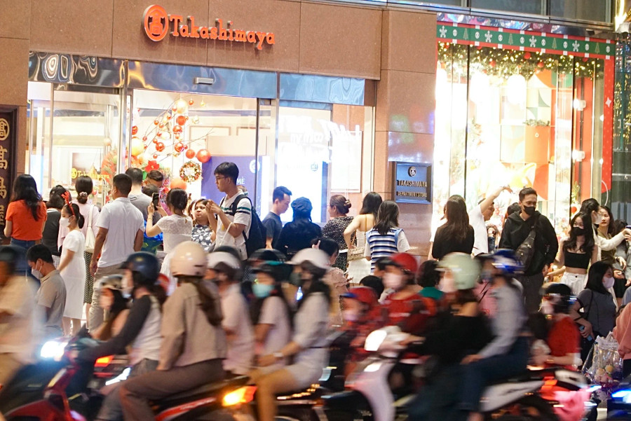 Tương tự, Trung tâm thương mại Takashimaya cũng chật kín những người trẻ chụp ảnh Giáng sinh. Ảnh: Dạ Thảo Tương tự, Trung tâm thương mại Takashimaya cũng chật kín những người trẻ chụp ảnh Giáng sinh. Ảnh: Dạ Thảo