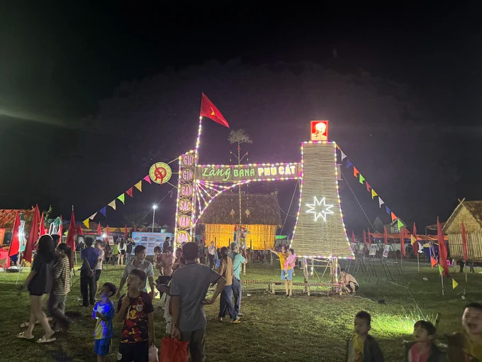 Các không gian trưng bày được xây dựng rất kỳ công, đậm đà bản sắc miền núi tại ngày hội. Ảnh: XUÂN HUYÊN Các không gian trưng bày được xây dựng rất kỳ công, đậm đà bản sắc miền núi tại ngày hội. Ảnh: XUÂN HUYÊN