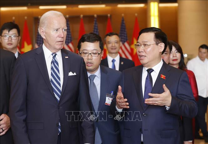 Chủ tịch Quốc hội Vương Đình Huệ trao đổi với Tổng thống Hoa Kỳ Joe Biden. Chủ tịch Quốc hội Vương Đình Huệ trao đổi với Tổng thống Hoa Kỳ Joe Biden.