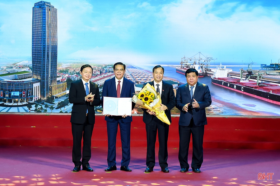 Phó Thủ tướng Chính phủ Trần Hồng Hà và Bộ trưởng Bộ KH&amp;ĐT Nguyễn Chí Dũng trao quyết định phê duyệt Quy hoạch tỉnh, tặng hoa chúc mừng Hà Tĩnh.