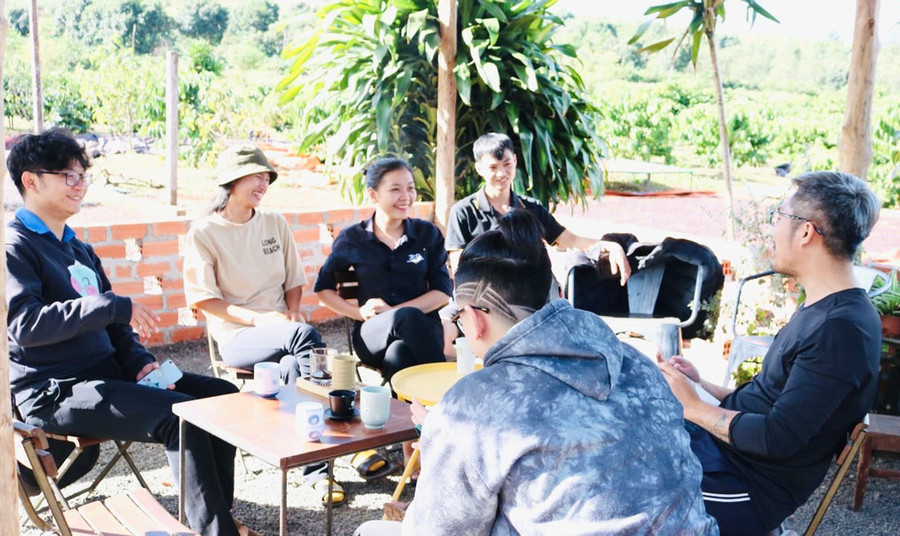 Các thành viên trong cộng đồng cà phê Gia Lai thường xuyên kết nối để có những thông tin hữu ích về ngành cà phê. Ảnh: Trần Dung Các thành viên trong cộng đồng cà phê Gia Lai thường xuyên kết nối để có những thông tin hữu ích về ngành cà phê. Ảnh: Trần Dung
