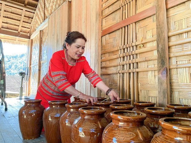 Bà Y Lim chuẩn bị sản phẩm đón du khách - Ảnh: VGP/Khôi Nguyên