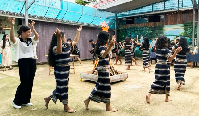 Du khách hào hứng tham gia múa xoang Du khách hào hứng tham gia múa xoang