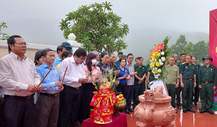 Lãnh đạo thành phố Kon Tum dâng hương tri ân, tưởng nhớ các anh hùng liệt sĩ. Ảnh: HL