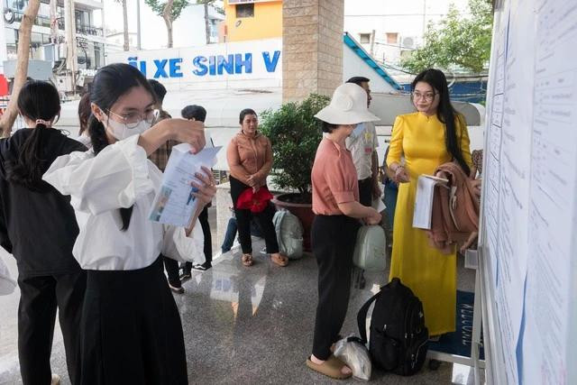 Thí sinh theo dõi giờ vào phòng thi. Ảnh NGỌC LONG Thí sinh theo dõi giờ vào phòng thi. Ảnh NGỌC LONG