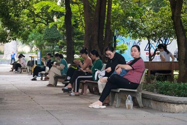 Phụ huynh đến từ các tỉnh, thành ngồi chờ con thi xong. Ảnh NGỌC LONG Phụ huynh đến từ các tỉnh, thành ngồi chờ con thi xong. Ảnh NGỌC LONG