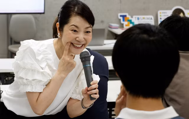 Keiko Kawano dạy cách cười cho học viên. Ảnh CHỤP MÀN HÌNH TRANG REUTERS