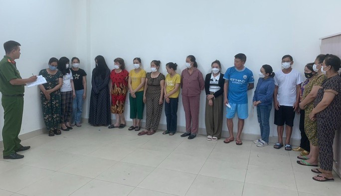 Các đối tượng trong đường dây đánh bạc tại cơ quan công an. Ảnh: V. Hậu