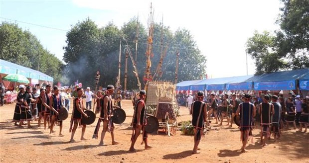 Biểu diễn cồng chiêng. (Ảnh: Hồng Điệp/TTXVN) Biểu diễn cồng chiêng. (Ảnh: Hồng Điệp/TTXVN)