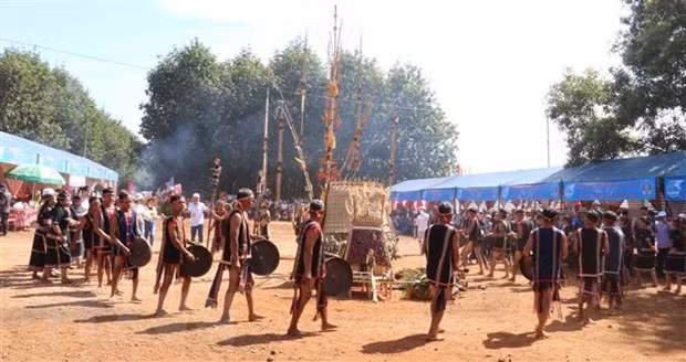 Biểu diễn cồng chiêng. (Ảnh: Hồng Điệp/TTXVN)