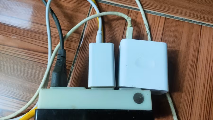 Ảnh minh họa sạc điện thoại: Minh Hoàng